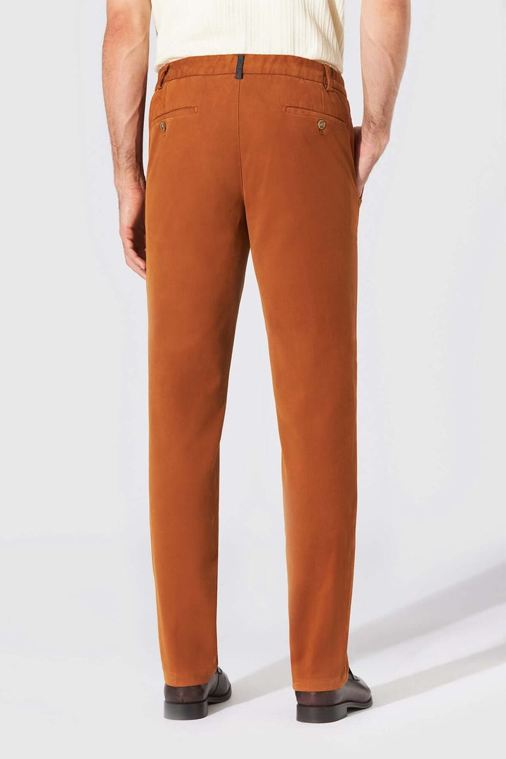 Pantalon Chino Trento, pantalon en coton sérgé doux avec coupe ajustée et ceinture élastiquée arrière, élégance décontractée pour homme.