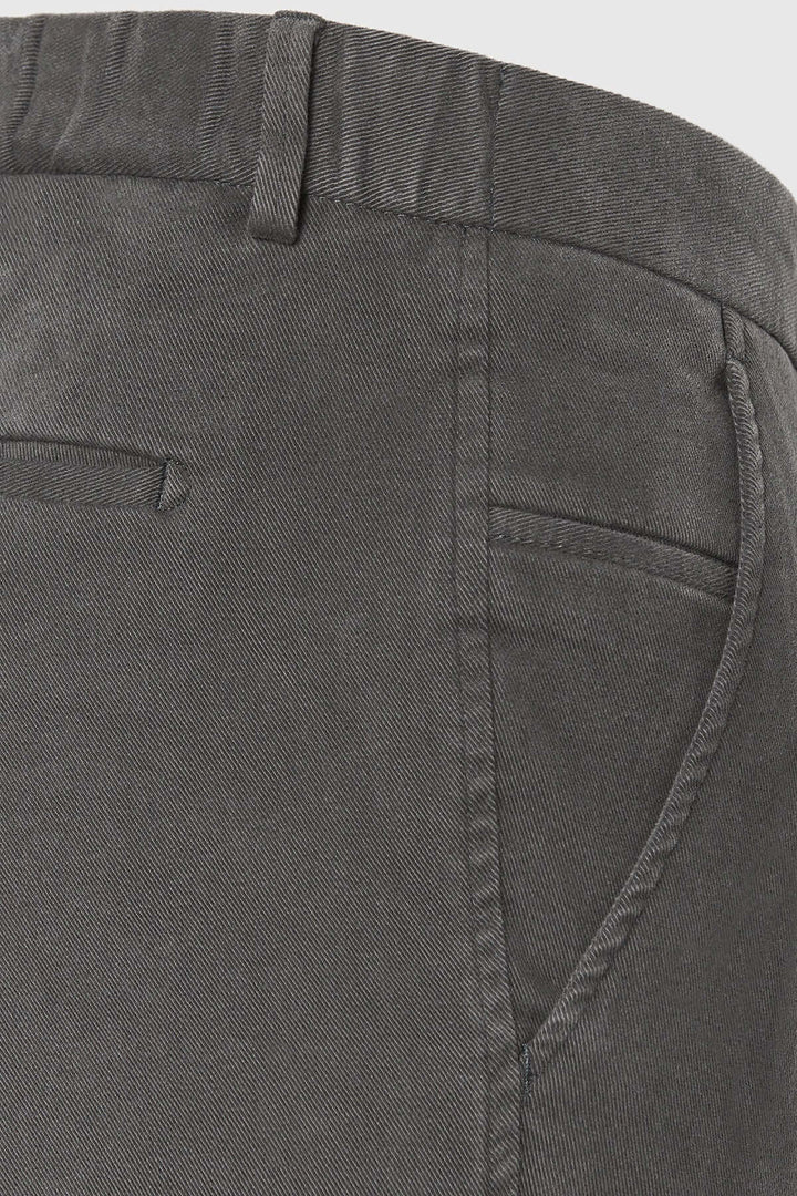 Pantalon Chino Trento en sergé de coton doux avec élasthanne, vue de la coupe ajustée et ceinture élastiquée arrière.