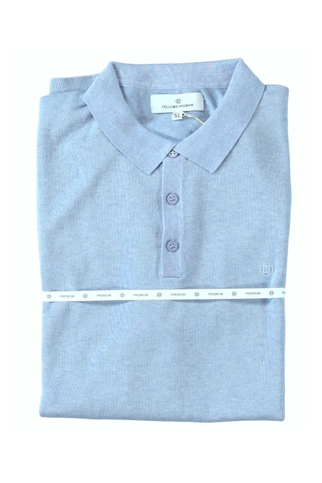 Polo à manches courtes en tricot fin, couleur bleue, avec col classique et patte à trois boutons.
