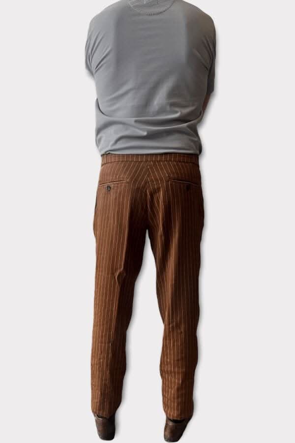 Pantalon ligné en lin de la marque Re-Hash, porté, vue arrière, coupe ajustée, couleur marron.