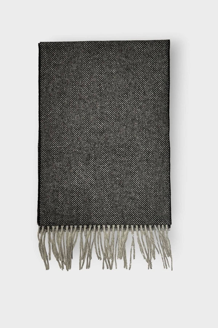 Foulard texturé en laine de couleur noire avec franges, idéal pour les journées fraîches.