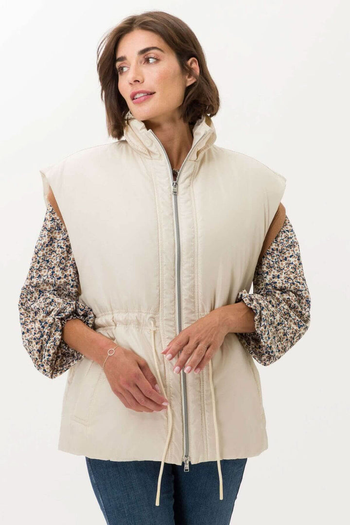 Veste sans manche Monaco, élégante avec col haut et fermeture éclair à double sens, parfaite pour un style moderne.