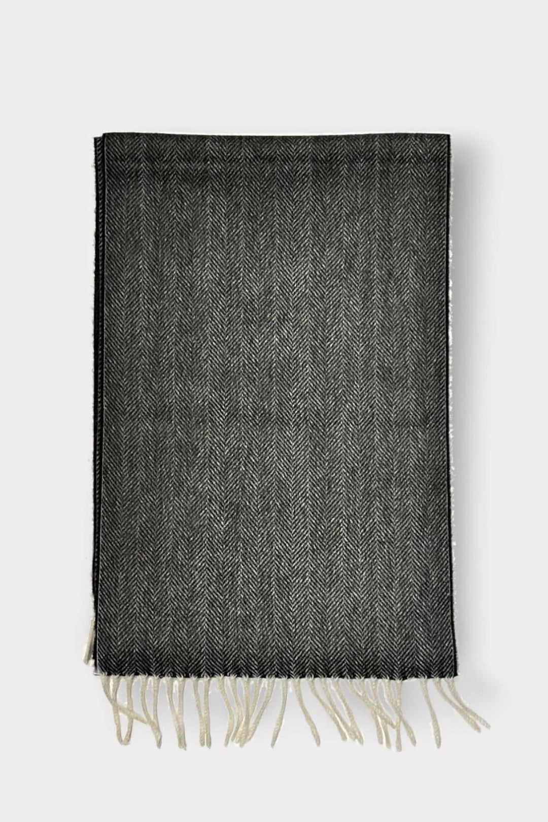 Foulard de cachemire à chevrons noir et blanc avec franges, élégance intemporelle pour toutes les occasions.
