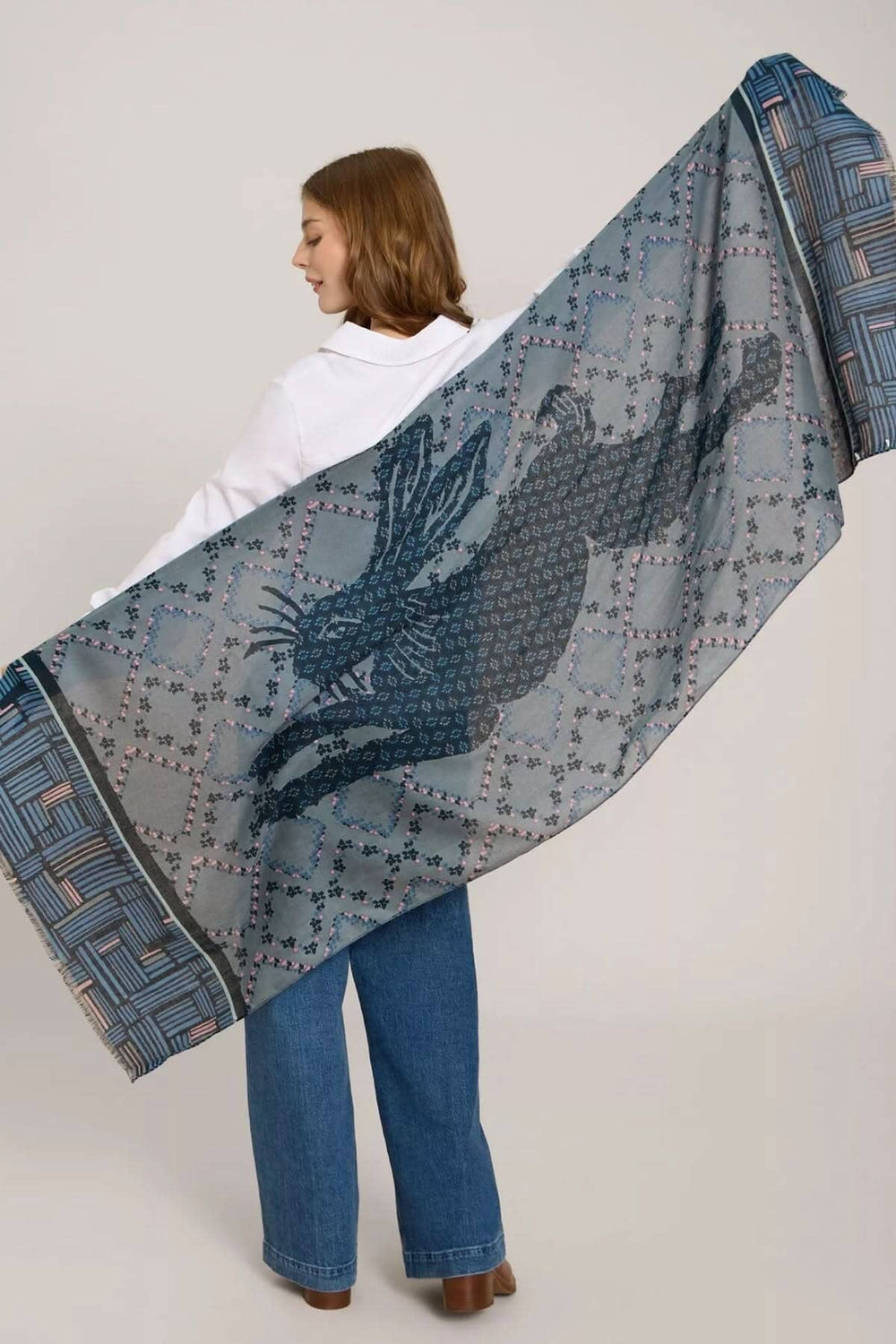 Foulard imprimé lièvre avec motifs géométriques, porté par une femme, dimensions 70x180 cm.