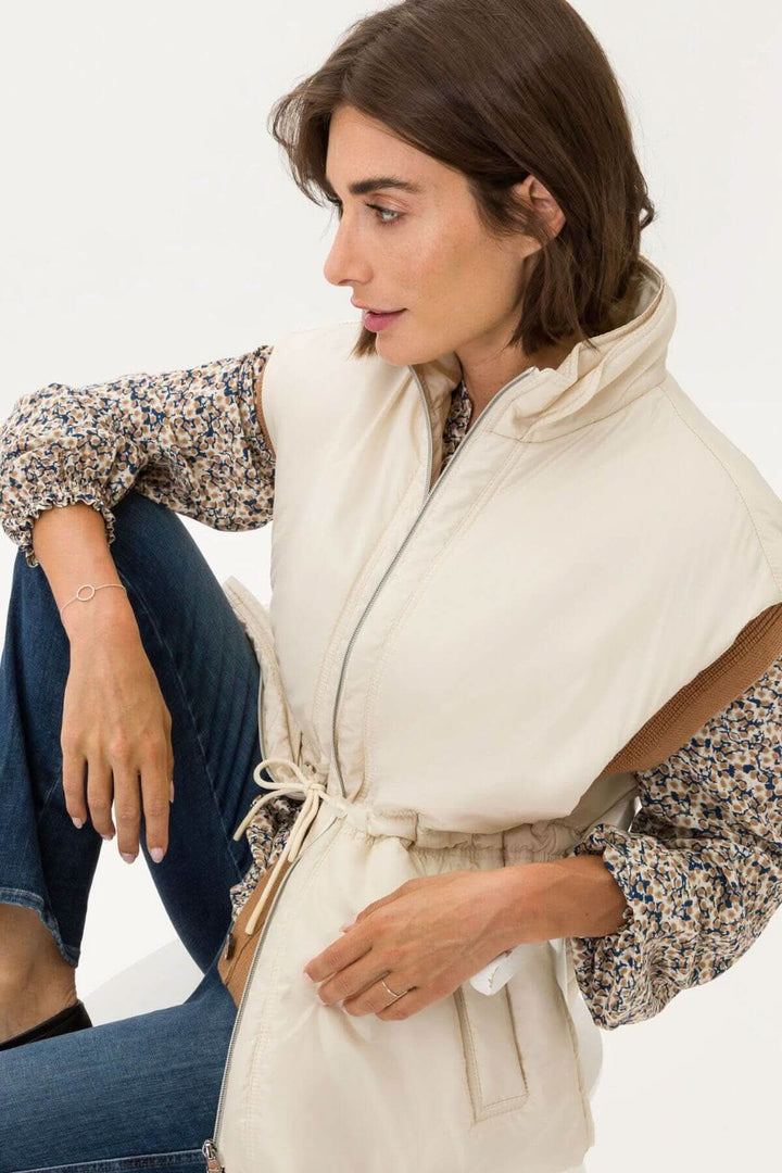 Veste sans manche Monaco beige, avec col haut et fermeture éclair à deux sens, pour un look tendance.