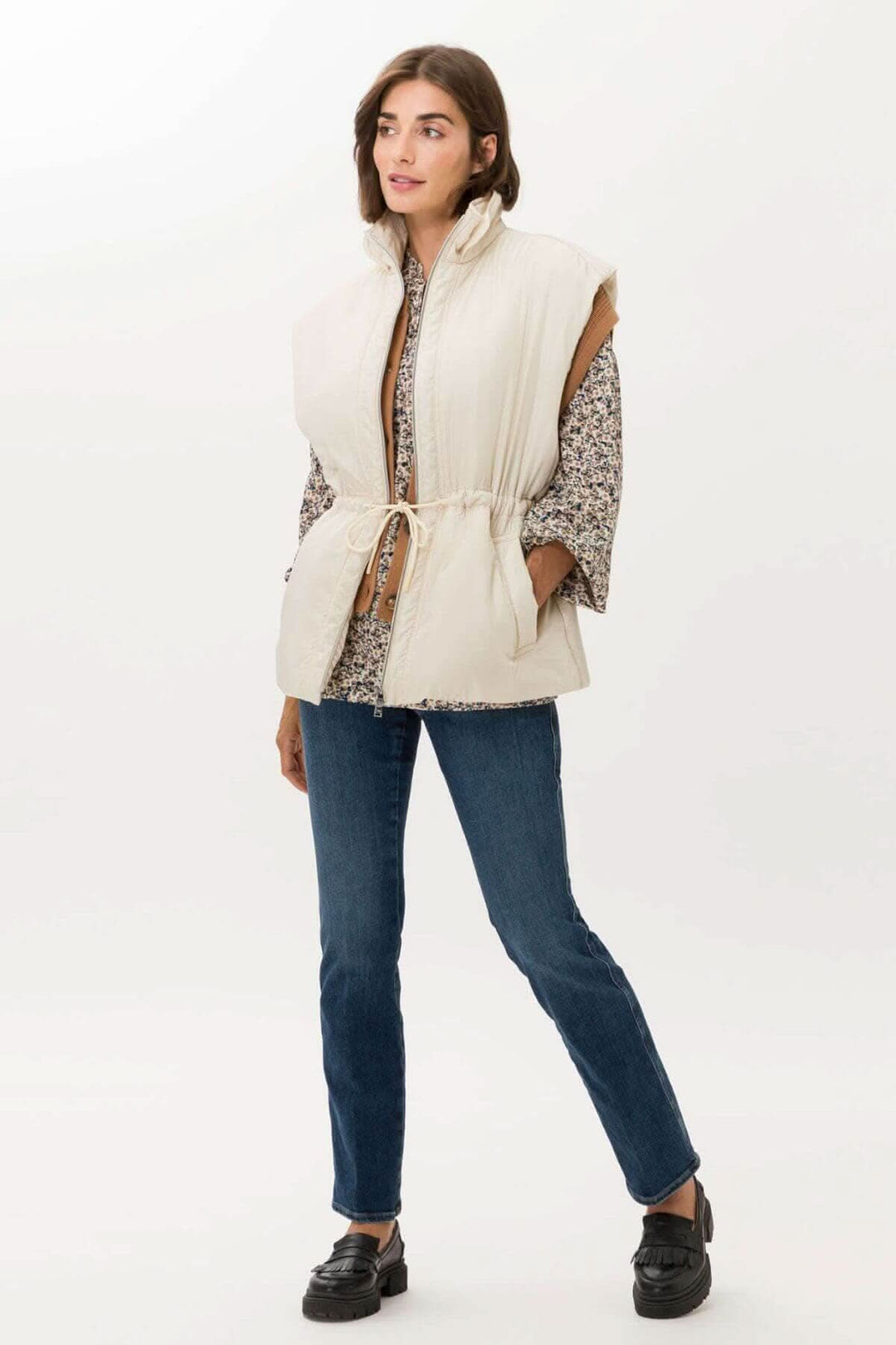 Veste sans manche Monaco, design élégant avec col haut et fermeture éclair à deux sens, portée par modèle.