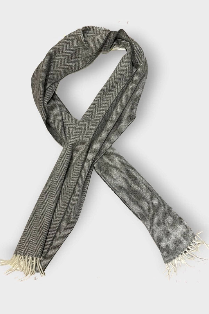 Foulard de cachemire à chevrons gris avec franges blanches, élégant et sophistiqué, idéal pour toute garde-robe.
