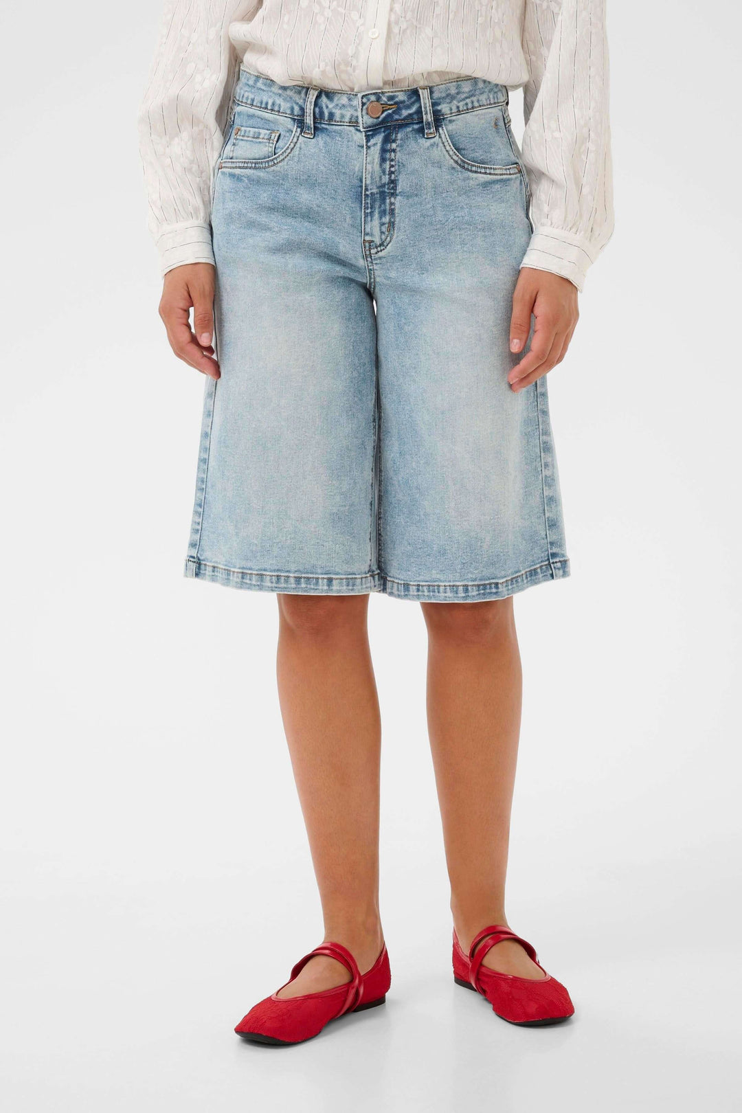 Bermuda Joani en denim, coupe droite longueur genou, confort et style pour garde-robe estivale ou de mi-saison.