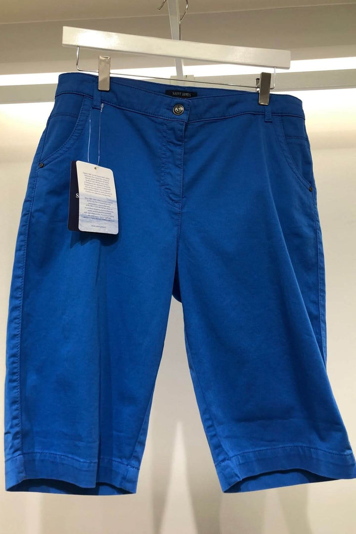 Bermuda SAMANTHA en satin de coton bleu, confortable avec taille élastiquée et poches italiennes.