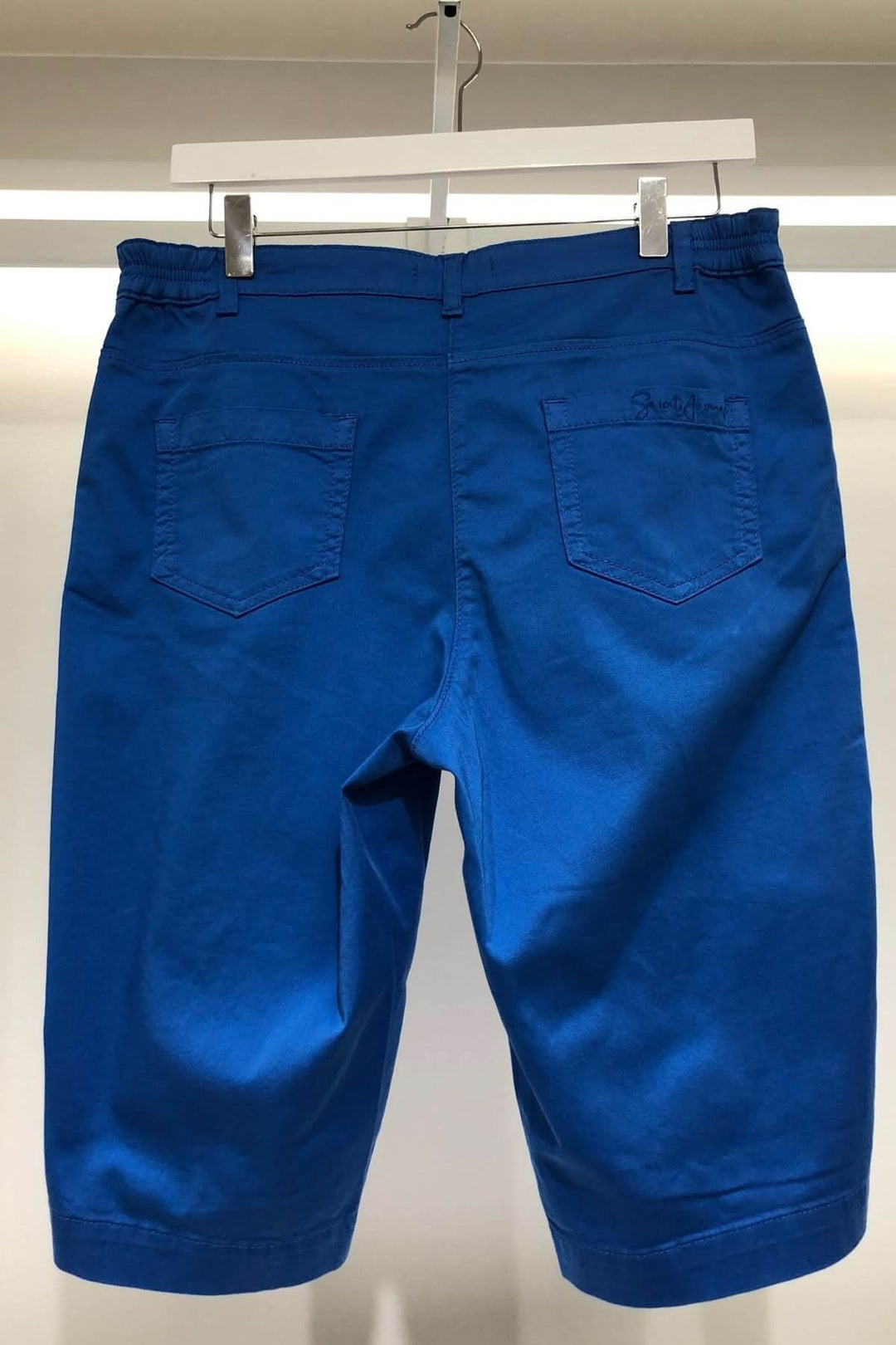 Bermuda SAMANTHA en satin de coton, bleu éclatant, avec poches plaquées au dos, style estival élégant.