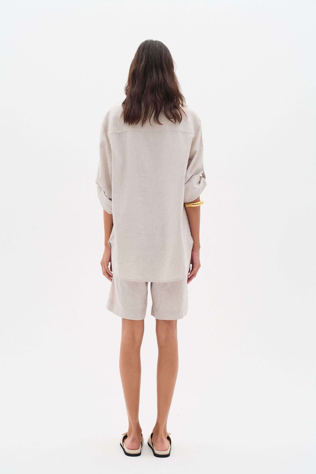 Femme vue de dos portant Bermuda en lin Rimone, chemise fluide, look décontracté et élégant pour l&