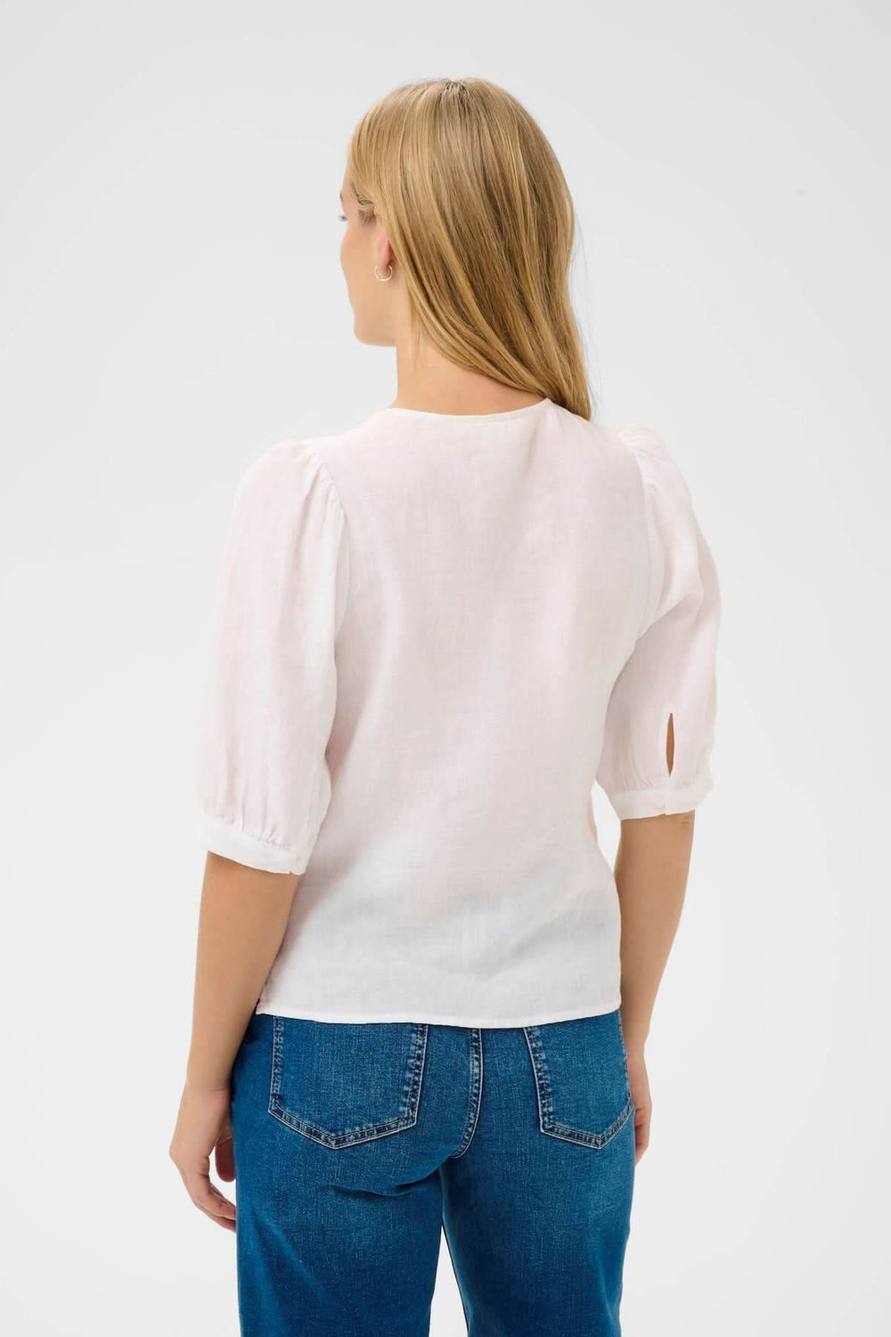 Femme portant Blouse Azra avec manches bouffantes et coupe droite, vue arrière. Adaptée pour tenues décontractées et soignées.