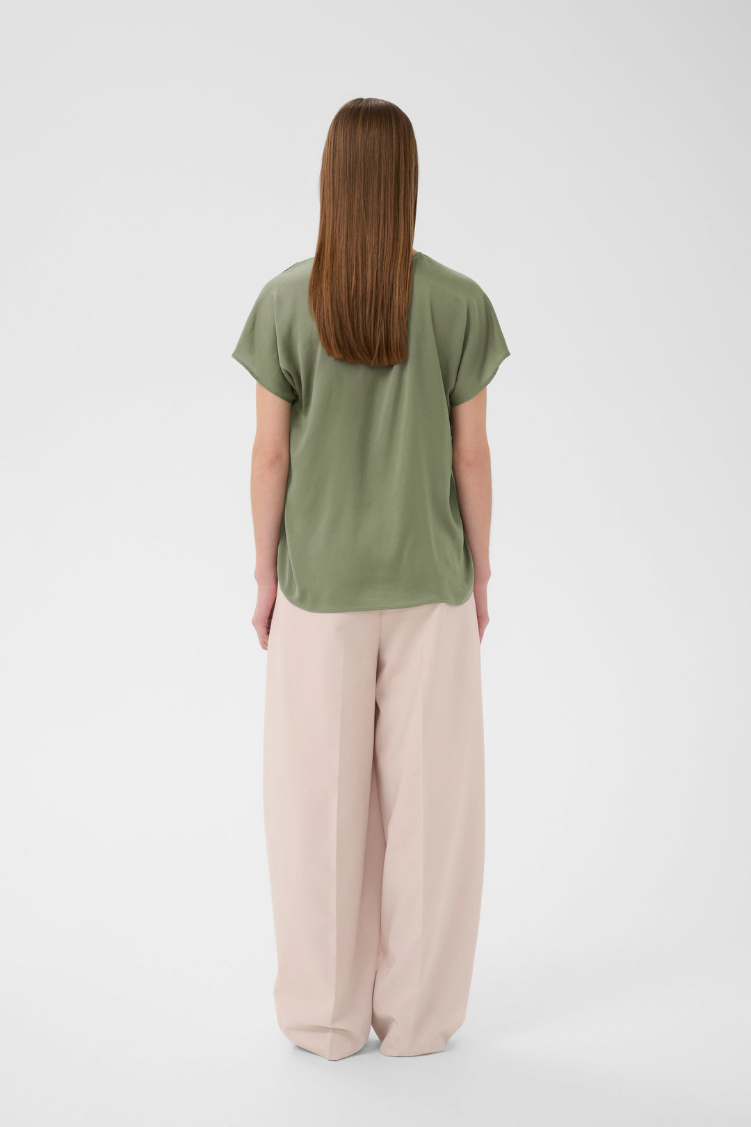 Blouse Rinda vue arrière avec coupe droite fluide pour un look quotidien élégant et confortable.