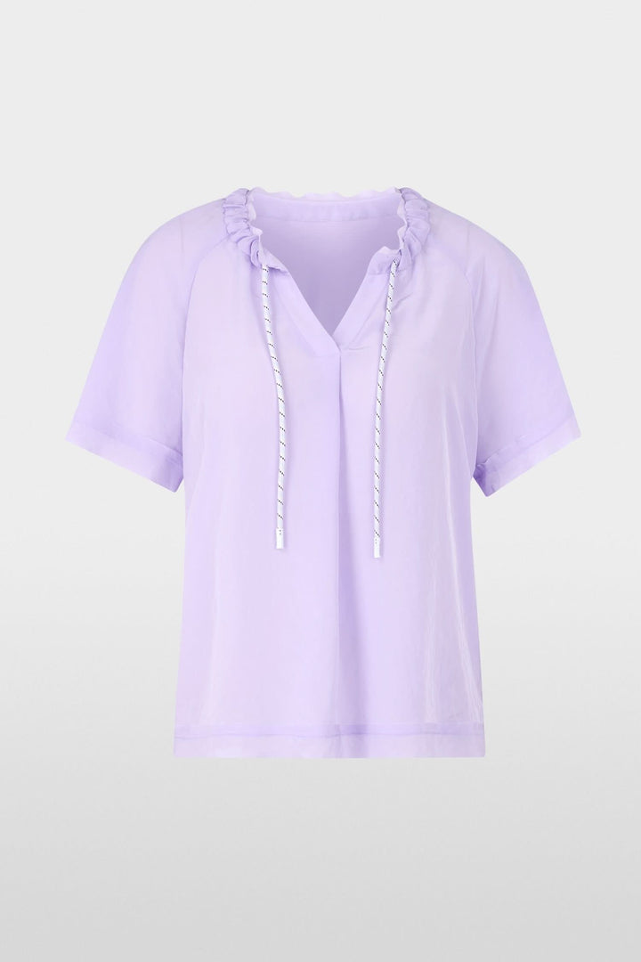 Blouse lilas avec cordon, coupe ample, col fendu, manches courtes. Idéale pour un look casual et élégant.