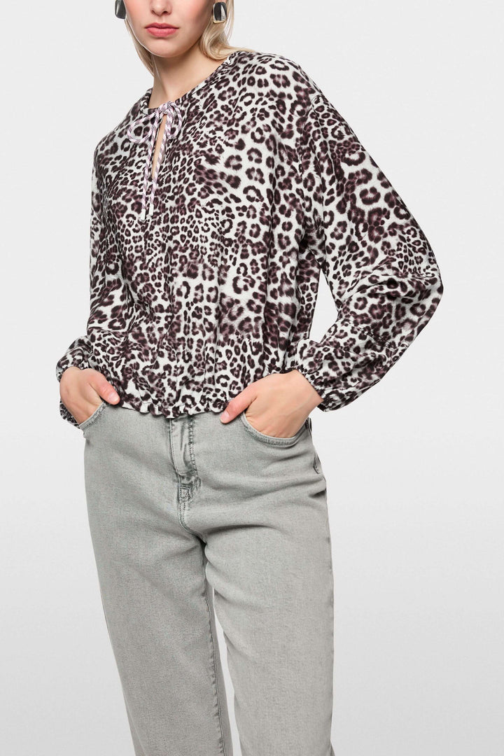Blouse avec imprimé léopard, ample et moderne, avec encolure en V et cordon de serrage, parfaite pour toutes les occasions élégantes.