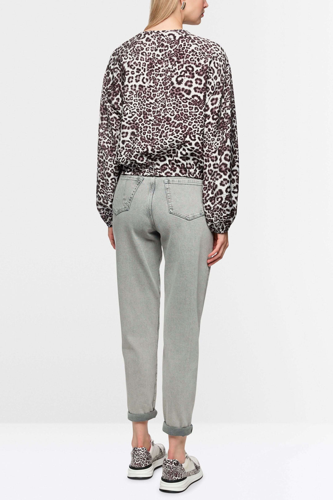 Femme portant une Blouse avec imprimé léopard moderne, ample, coupe raccourcie, avec encolure en V et cordon de serrage.