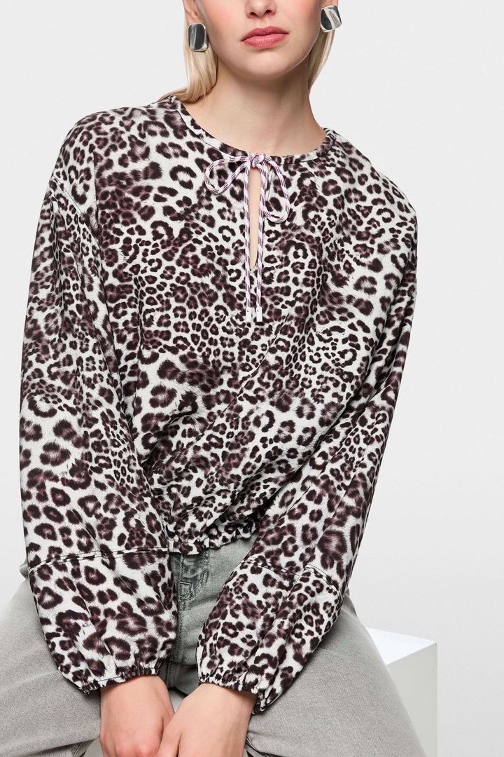 Blouse avec imprimé léopard, blouse ample avec encolure en V et cordon, motif moderne et élégant, idéale pour toutes occasions.