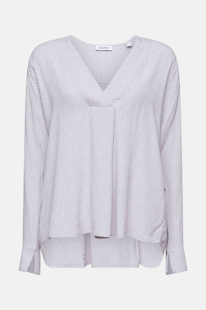 Blouse col V en tissu crêpe texturé, coupe ample, imprimé intégral, manches tombantes pour un look décontracté.