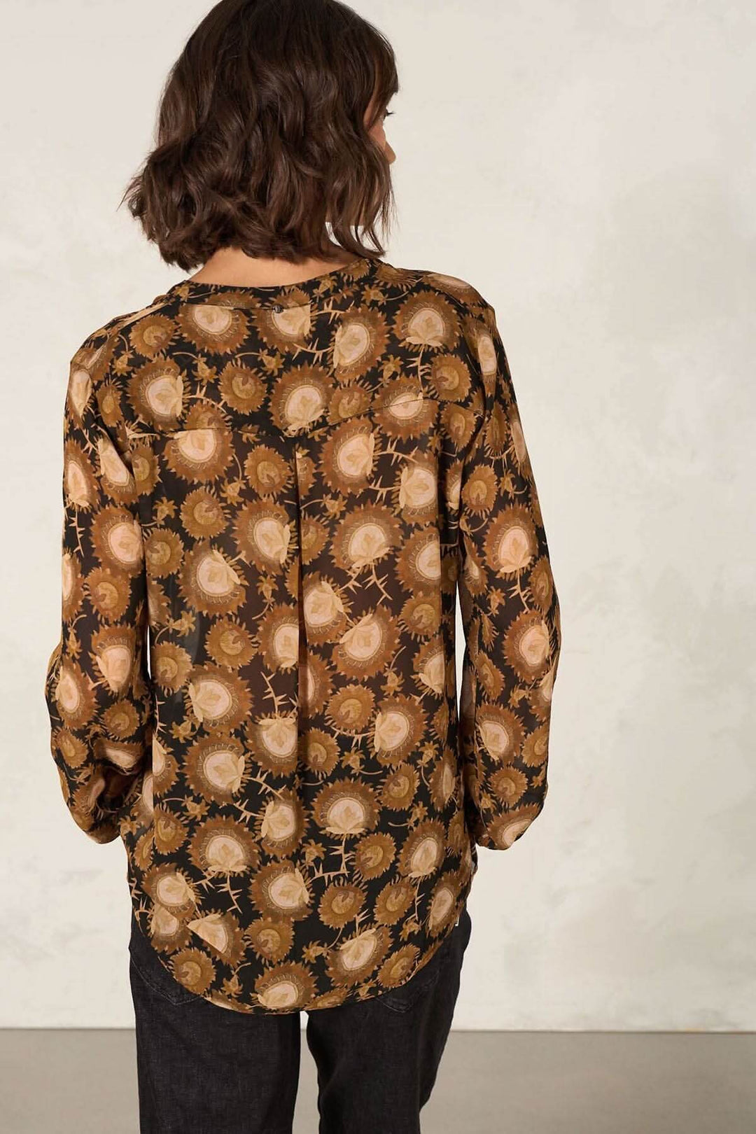 Blouse coupe droite à manches longues avec motif circulaire couleur marron et doré, vue de dos.