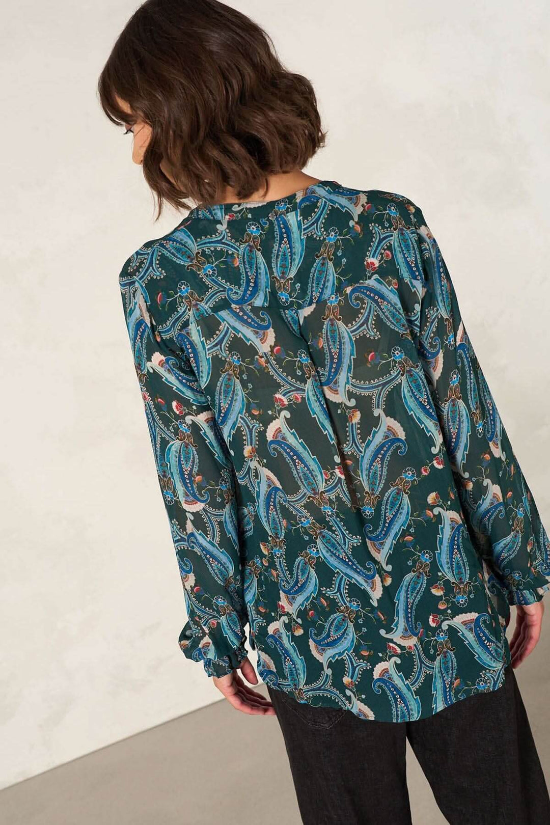 Blouse à coupe droite à motifs colorés, vue arrière, manches longues, décolleté en V, style chic et décontracté.