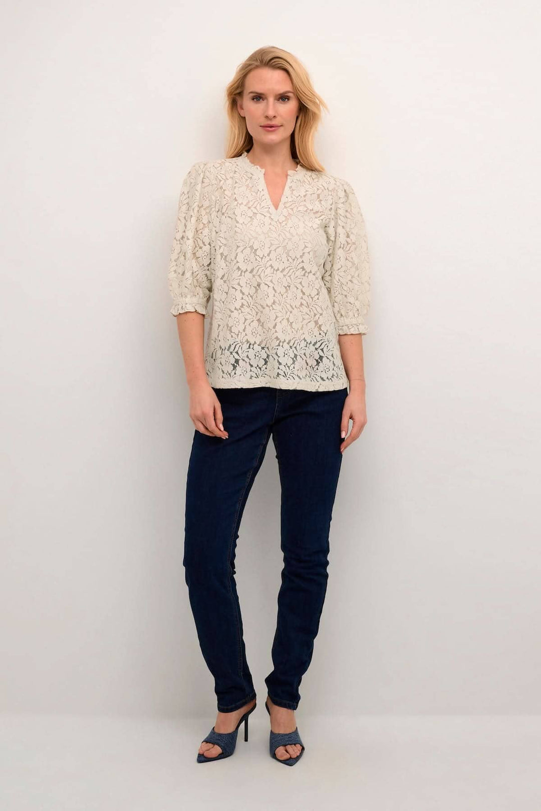 Blouse Kaspis à forme A, en coton et nylon, portée avec un jean, idéale pour le travail et sorties entre amies.