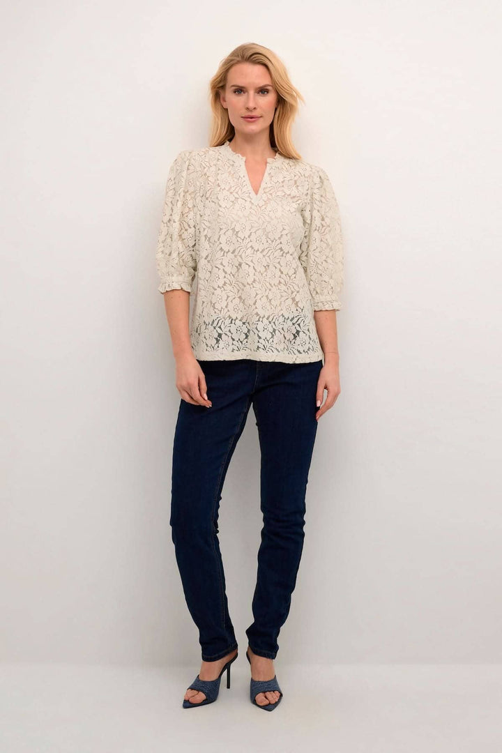 Blouse Kaspis à forme A, en coton et nylon, portée avec un jean, idéale pour le travail et sorties entre amies.