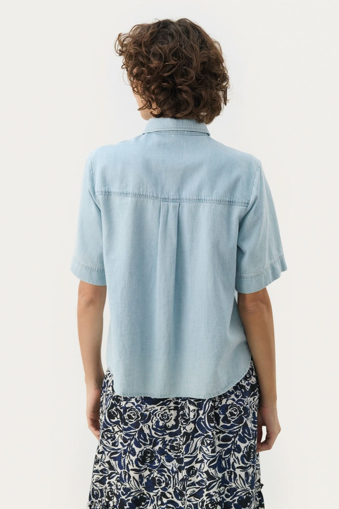 Vue arrière de la blouse en jeans Nicla, chemise décontractée à manches courtes, délavage léger.