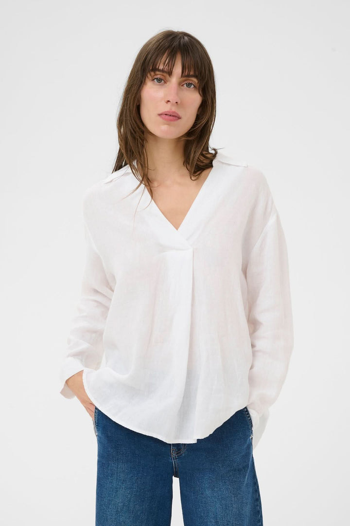 Blouse en lin Ayo, chemisier fluide à encolure en V, coupe droite, manches longues, style épuré et élégant pour un look décontracté.