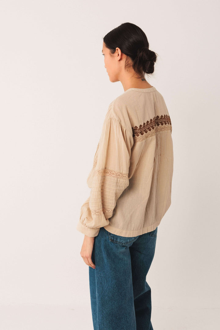 Blouse ethnique brodée avec manches longues bouffantes et détails plissés, vue arrière