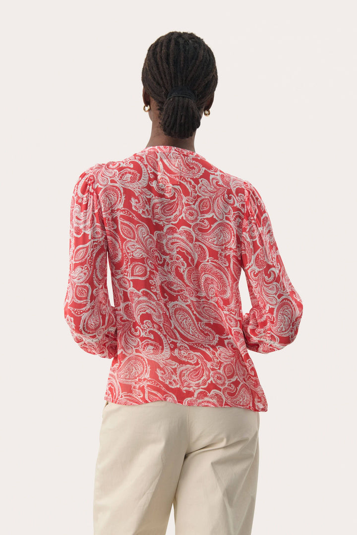 Blouse fluide Nesma avec motif floral rose, vue de dos, tissu léger et manches longues.