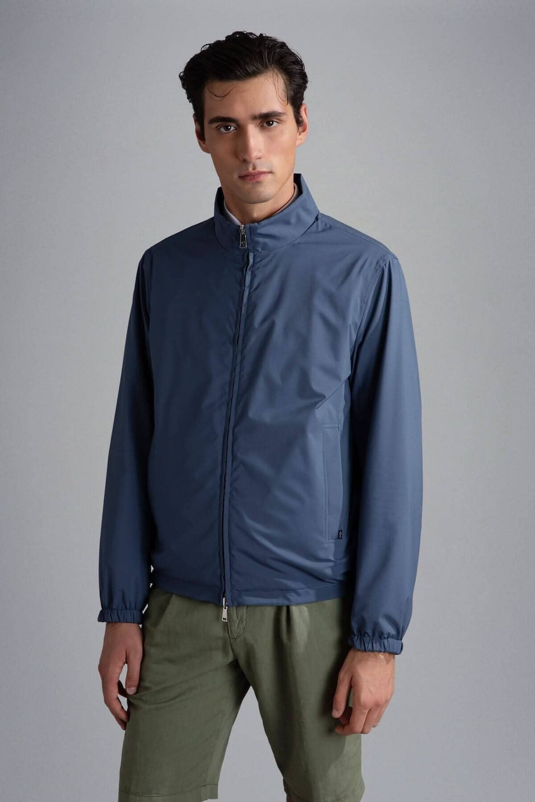 Blouson imperméable réversible pour homme en bleu, style décontracté et polyvalent.