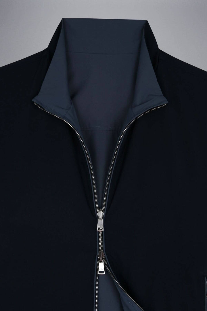 Détails du blouson imperméable réversible avec zip, en tissu noir élégant et moderne.