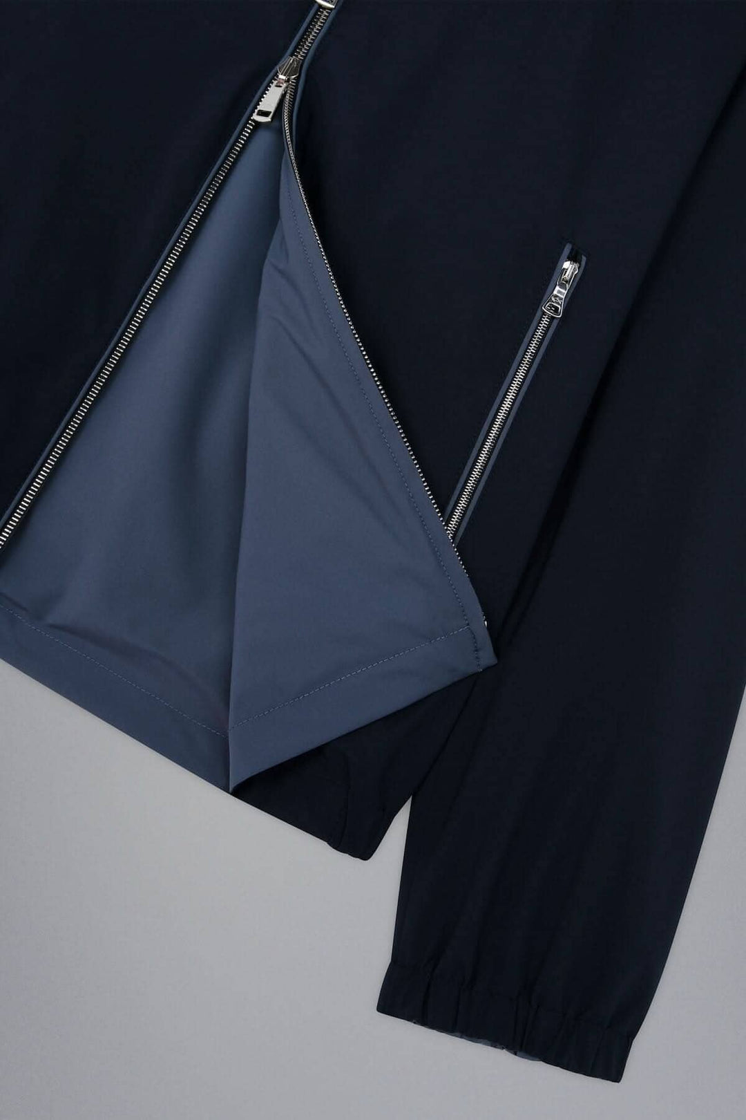 Blouse imperméable réversible montrant sa doublure intérieure, style moderne et fonctionnel.