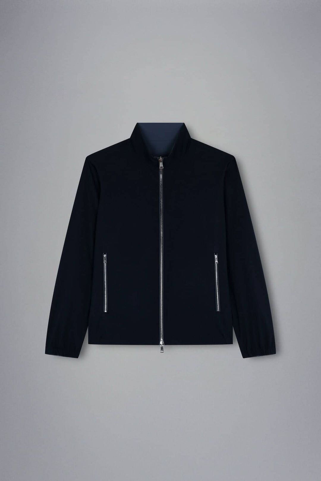 Blouson imperméable réversible noir avec fermeture éclair et poches devant.
