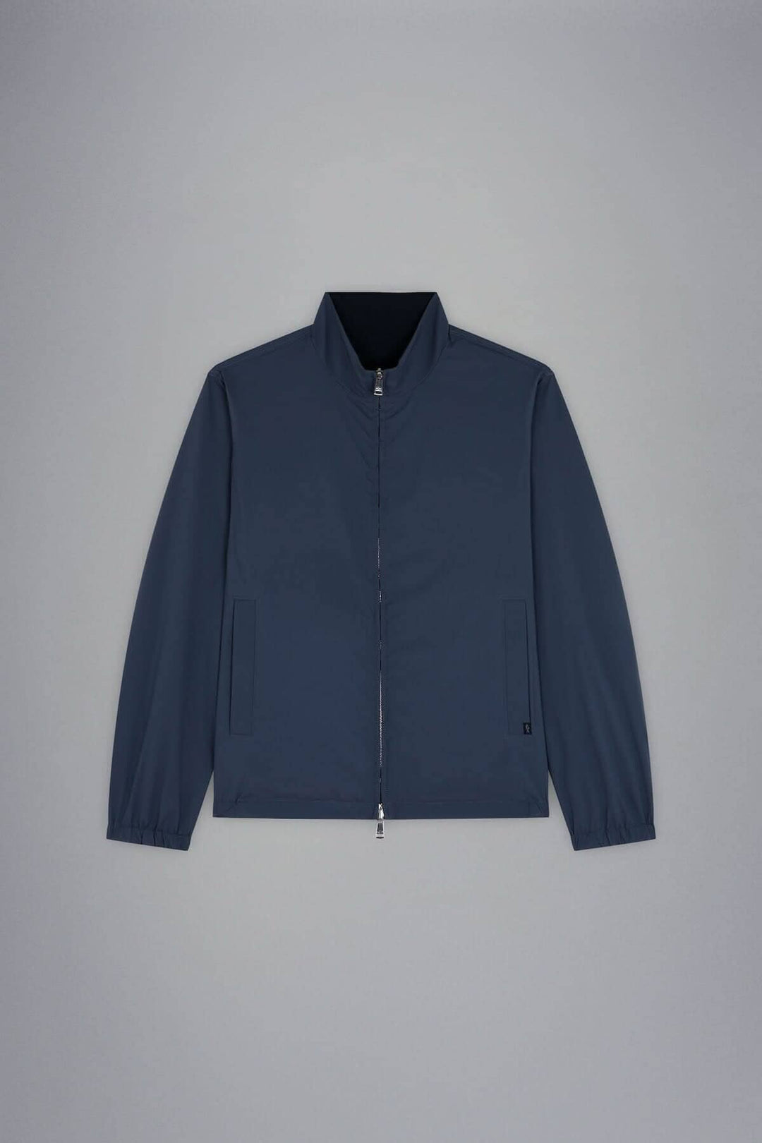 Blouse imperméable réversible en bleu marine, idéale pour un style polyvalent en toutes saisons.