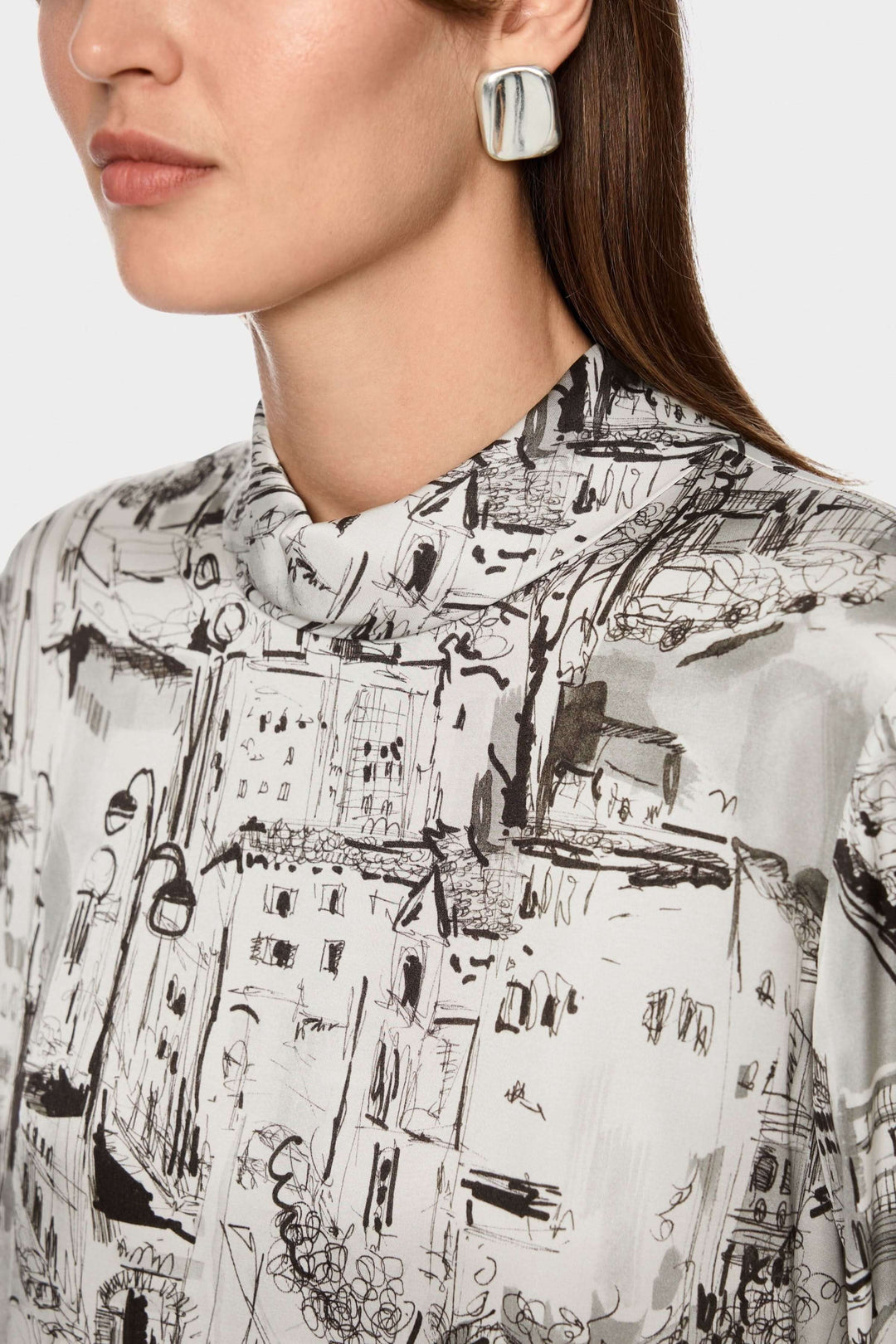 Blouse à imprimé CITY avec un motif artistique urbain et des manches longues, parfaite pour un look élégant et contemporain.
