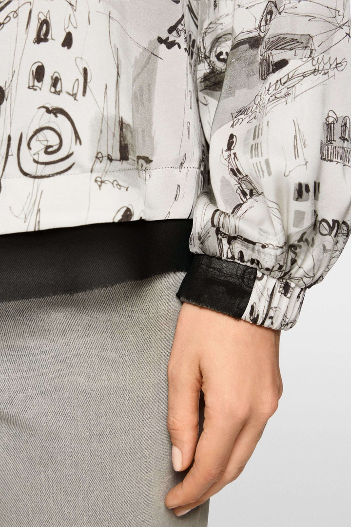 Manche de la Blouse à imprimé CITY avec motif graphique urbain et col montant, élégante et confort, vue latérale.