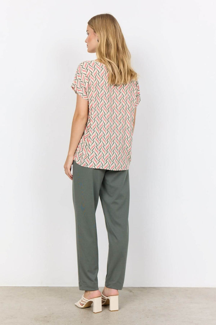 Blouse imprimé abstrait en viscose Ecovero portée avec pantalon gris, vue de dos.
