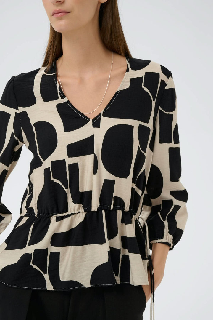 Blouse imprimée taille ajustable Lyn avec motif graphique et encolure en V, manches ¾ bouffantes, taille élastique à cordon.