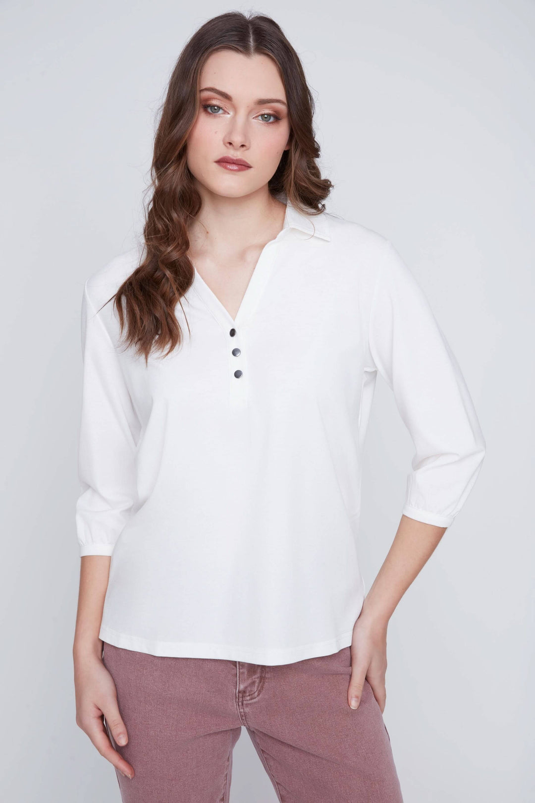 Blouse manches 3/4 avec encolure en V et patte de boutonnage, style élégant et décontracté.
