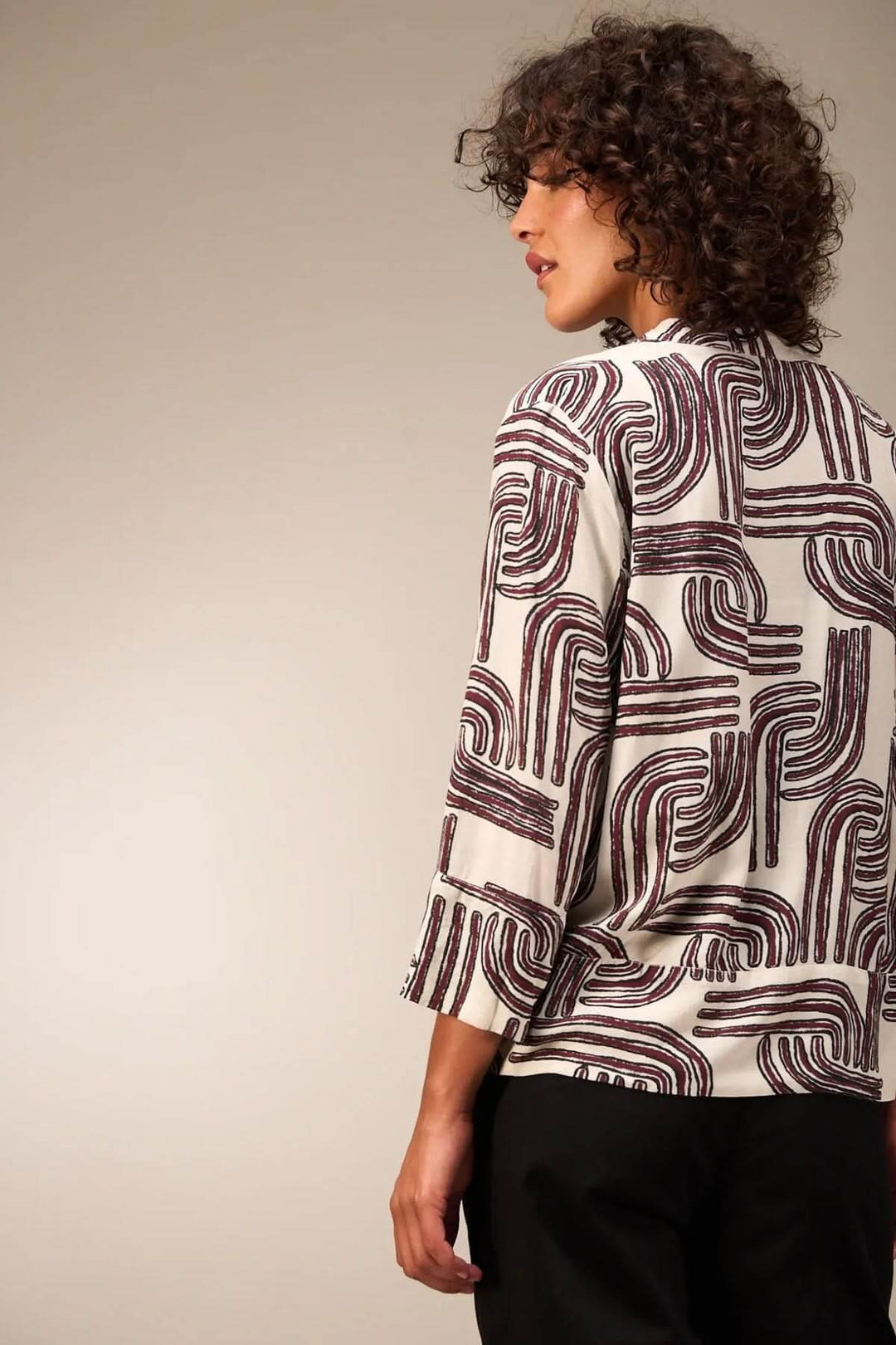 Femme portant une Blouse à manches 3/4 avec motif graphique et encolure ronde, vue de dos.