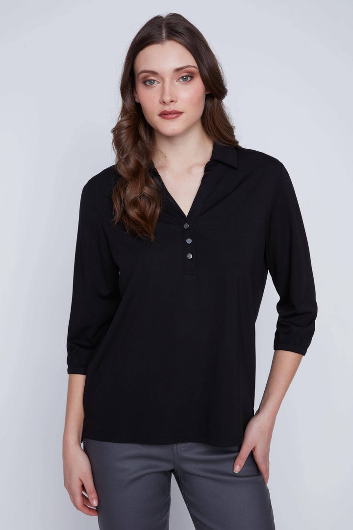 Femme portant une Blouse manches 3/4 noire avec encolure en V et boutons élégants, style décontracté et chic, adaptée au quotidien.