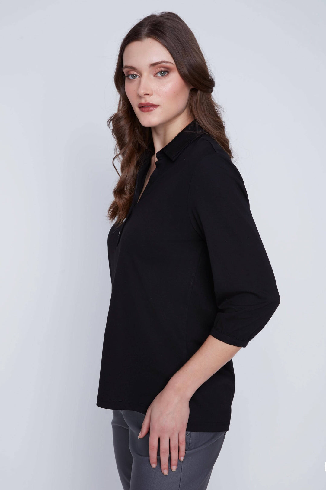 Blouse manches 3/4 noire avec encolure en V, coupe droite et tissu fluide assurant confort et élégance décontractée.