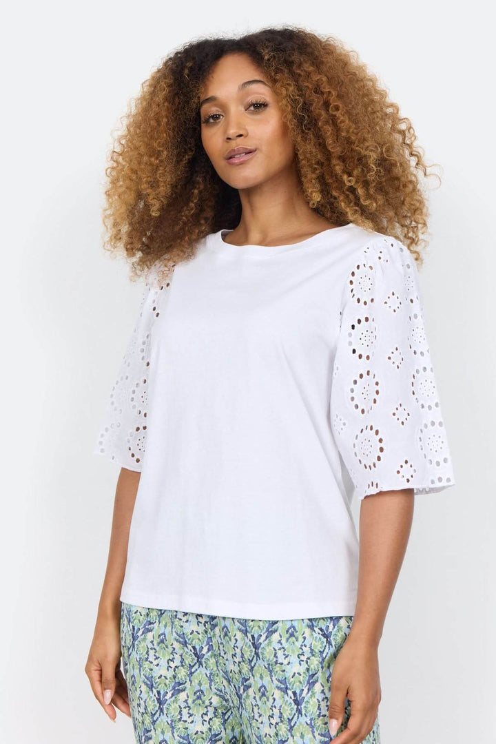 Blouse blanche avec manches brodées, en coton, idéale pour un look moderne et superposé.