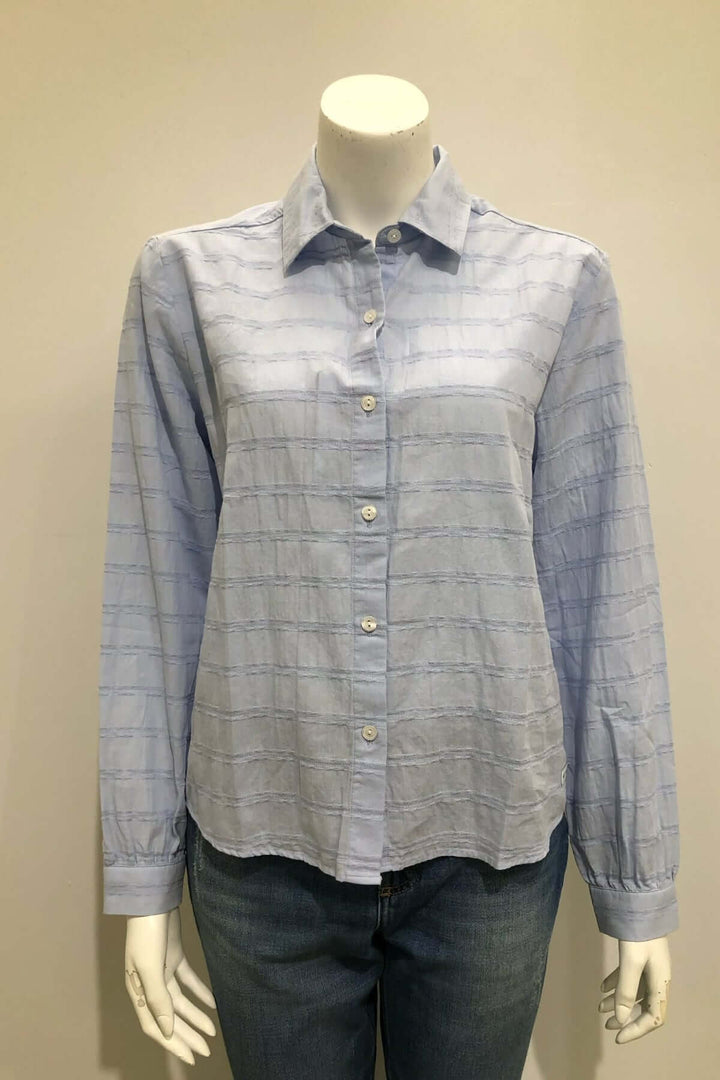 Blouse rayée AGATHE en tissu texturé sur un mannequin, coupe droite avec col chemise.