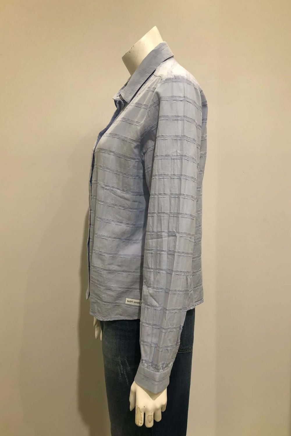 Profil de la Blouse rayée AGATHE avec coupe droite et motif à rayures texturées sur mannequin, idéale pour garde-robe décontractée.
