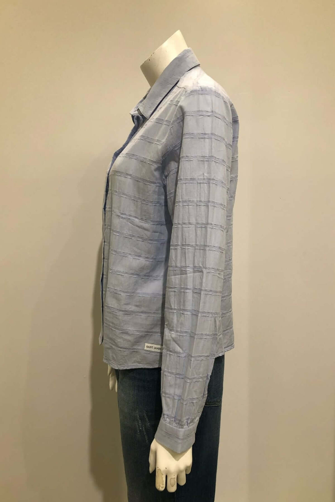 Profil de la Blouse rayée AGATHE avec coupe droite et motif à rayures texturées sur mannequin, idéale pour garde-robe décontractée.