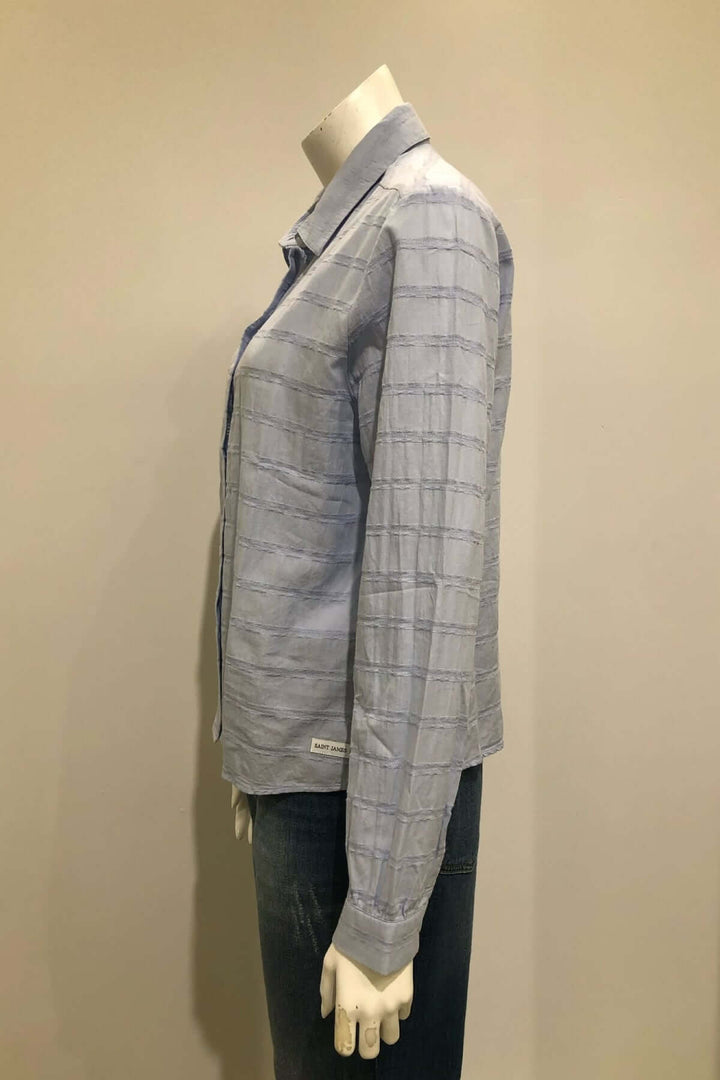 Profil de la Blouse rayée AGATHE avec coupe droite et motif à rayures texturées sur mannequin, idéale pour garde-robe décontractée.