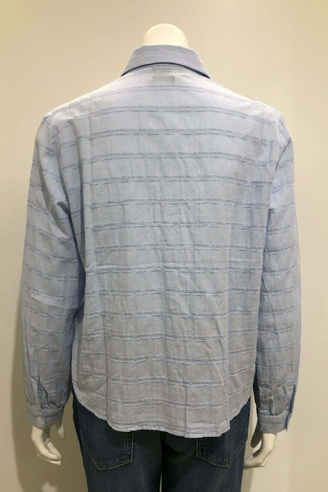 Dos de la Blouse rayée AGATHE avec motif à rayures texturées, coupe droite, col chemise, idéal pour un look décontracté.