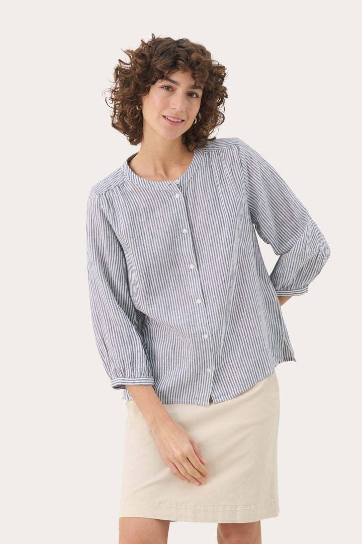 Blouse à rayures en pur lin, coupe décontractée, manches trois quarts, col rond boutonné, élégante pour journées ensoleillées.